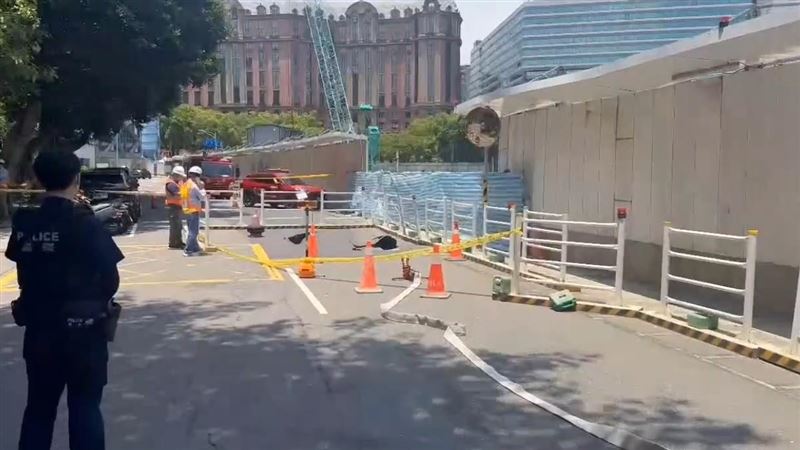 台北敦化北路199巷附近,路面驚傳出現巨大天坑,現場還飄出濃濃瓦斯味。(圖/翻攝畫面)