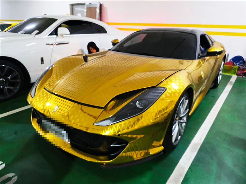 檢調偵辦「聖石金業」吸金案查扣6台豪華夢幻名車,其中包括一輛罕見金色法拉利。(圖/翻攝畫面)