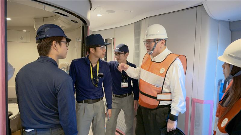 台灣高鐵公司7日公布最新進度,12節車廂完成「合體」。(圖/翻攝自高鐵臉書)