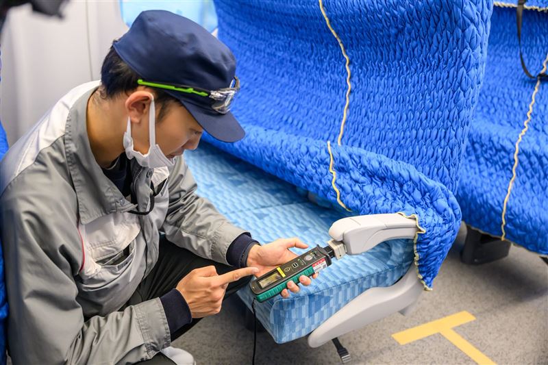 高鐵N700ST新列車座椅設有充電孔,椅墊色系為淺藍色。(圖/翻攝自高鐵臉書)