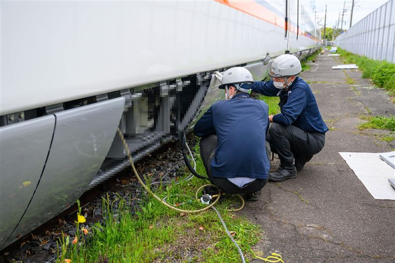 新車外觀採用「至尊雙翼型」車頭設計,可降低列車進出隧道時的風阻及噪音,全車重量較現有列車減輕約13公噸。(圖/翻攝自高鐵臉書)