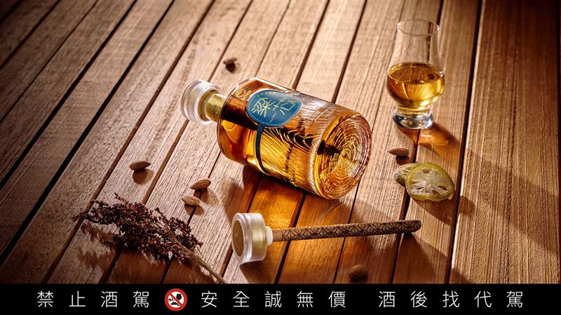首創將百年橡木芯條浸潤入瓶,「粱芯金門高粱酒」開創全新木質風味高粱酒品酩體驗。(圖/品牌業者提供)