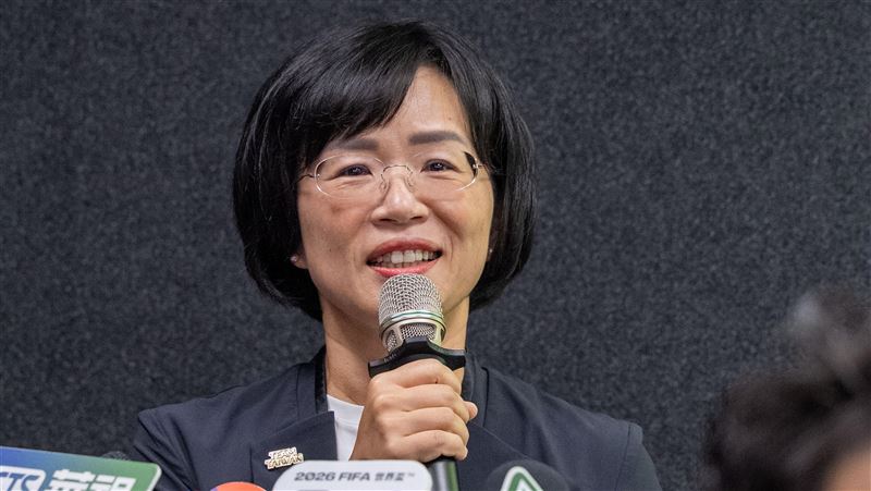 新北市長參選人蘇巧慧出席「2026縣市⾸長交通改善承諾⽩⽪書簽署記者會」(圖/下一代人本交通促進會提供)