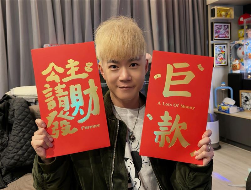 李岳自嘲「正面依舊圓臉」。(圖/翻攝自李岳臉書)