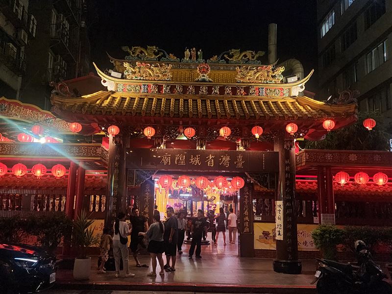 城隍爺顯靈?!警告小心巴威強颱!《台灣省城隍廟》算盤算珠出現神奇異常。(圖/記者鍾志鵬攝影)