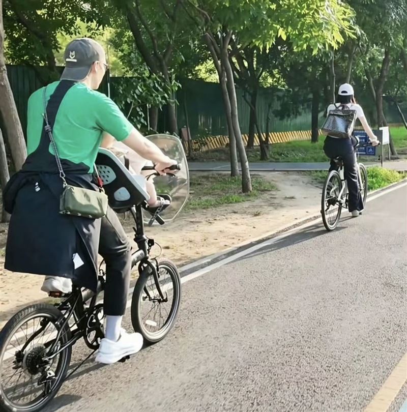 陳偉霆一家出遊享天倫樂。(圖/翻攝自微博)