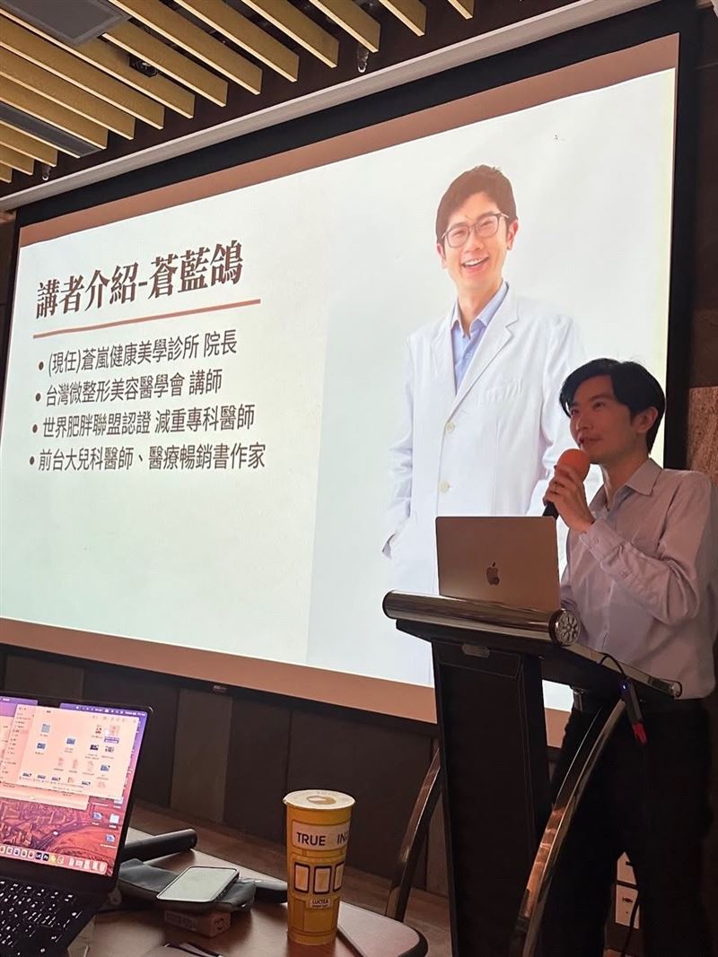 網紅醫師「蒼藍鴿」現為蒼嵐健康美學診所院長。(圖/翻攝自「蒼藍鴿的醫學天地」臉書粉專)