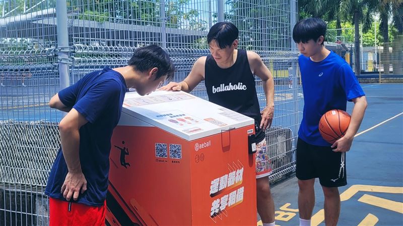 新莊體育園區智慧共享球站導入智慧管理+降低民眾運動器材攜帶負擔。(圖/新北市政府提供)