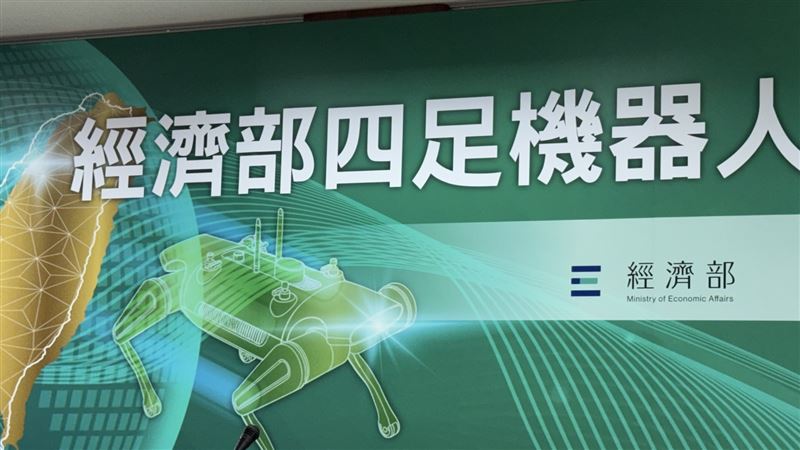 工研院攜手國內產學研共同打造的國產四足機器人研發平台成果。平台串聯所羅門(2359)、仁寶(2324)、英業達(2356)、創博、來達科技、東元電機(1504)等國內產業夥伴,完成2款國產原型機,並完成地下涵洞巡檢、自主導航巡檢、群體協作及消防救災等多元應用驗證。(圖/記者廖珪如攝影)