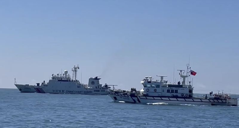 4中國海警船侵擾金門水域　海巡巡防艇併航對應4艘中國海警船8日上午侵擾金門水域，海巡巡防艇一對一併航監控，全程蒐證，並透過中、英文無線電廣播要求中國海警船立即駛離。（海洋委員會海巡署金馬澎分署提供）