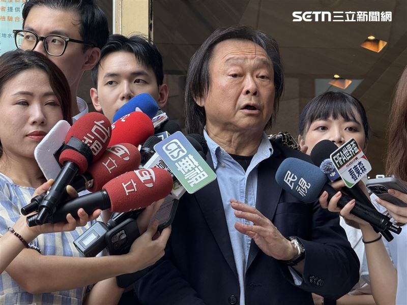 民進黨立委王世堅出席中常會前受訪(圖/記者劉秀敏攝影)