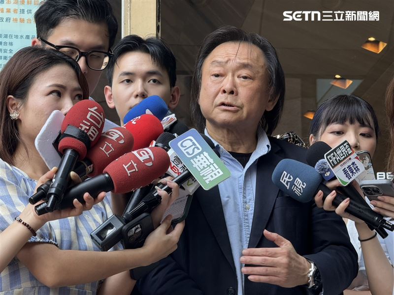 民進黨立委王世堅出席中常會前受訪(圖/記者劉秀敏攝影)
