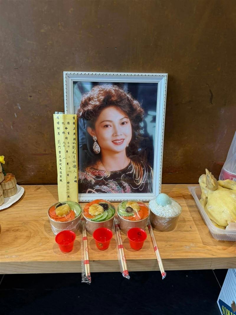 劉月好(好姨)逝世,牌位遺照曝光。(圖/翻攝自林嘉富 臉書)
