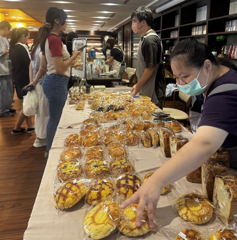 育成社會福利基金會慈育庇護工場的麵包西點商品引發同仁熱購,現場買氣大爆發
