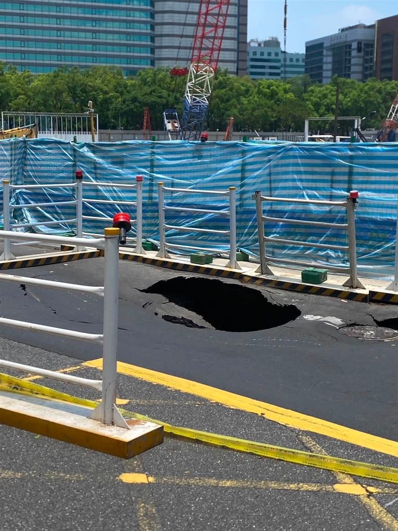 許淑華指出,今日松山區敦化北路199巷附近,鄰近一處建案工地發生地層下陷事件。(圖/翻攝自許淑華臉書)