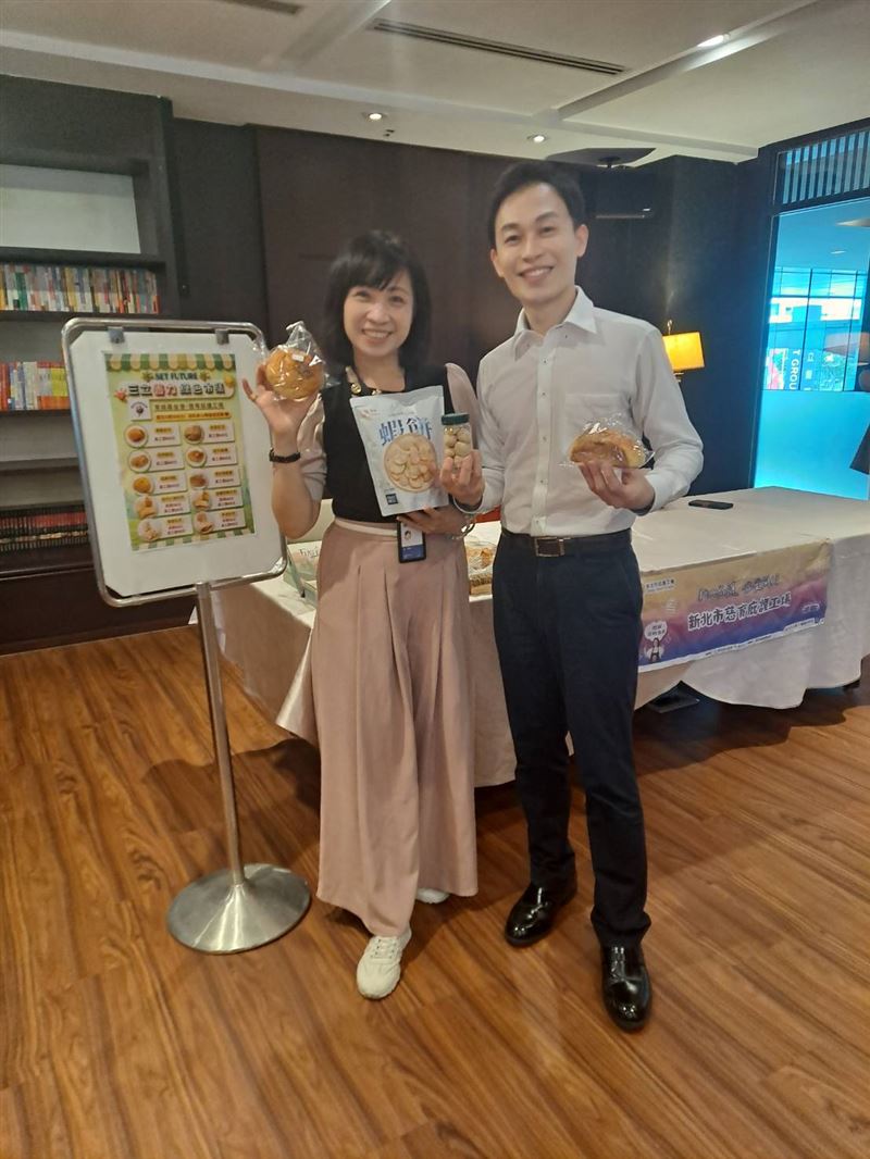 永續辦公室副執行長王若庭與一日永續大使主播黃家緯,共同響應「用新台幣讓永續產品下架」