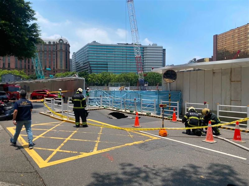 許淑華指出,今日松山區敦化北路199巷附近,鄰近一處建案工地發生地層下陷事件。(圖/翻攝自許淑華臉書)