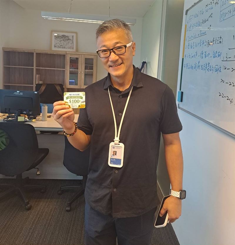 三立新聞部副總楊才蔚也獲得三立永續辦公室頒發100元綠色市集禮券