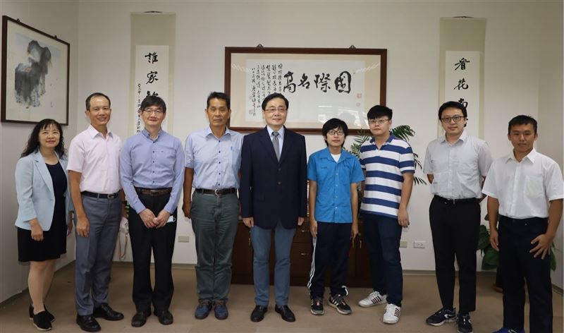 唐于田(右四)今年從東華大學畢業。右五為時任校長趙涵捷。(圖/翻攝自東華大學臉書粉專)