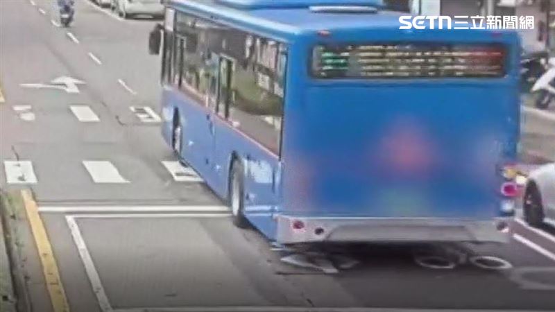 台北文山興隆路一段上有民眾直擊公車司機連闖2個紅燈,而當時斑馬線上還有行人,直呼危險