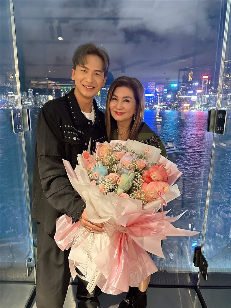 周吉佩(左)精心準備、送給樂易玲的Labubu花束卻突然不翼而飛。(圖/翻攝自IG @katchau86)