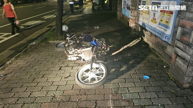 新北蔡姓男大生騎車過彎失控撞上國小圍牆。(圖/翻攝畫面)