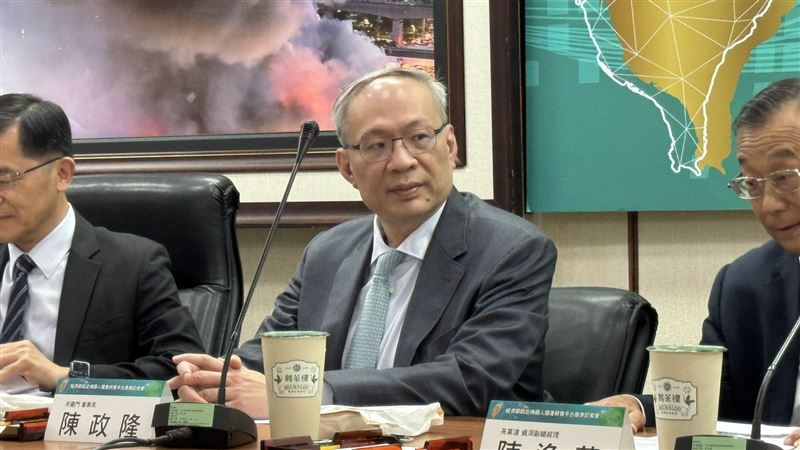 所羅門本次展出重點之一為實體AI代理人平台,結合思考推理、主動感知及行動的實體AI代理流程,展示AI如何從理解任務、自主搜尋目標、遠距辨識到完成後續工作的完整流程。其中,所羅門的主動感知技術旨在解決廣域搜尋與遠距細節辨識難以兼顧的問題,系統可先從較大範圍尋找目標,再依據取得的視覺線索,做回應。圖為所羅門董事長陳政隆。(圖/記者廖珪如攝影)
