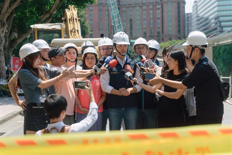 北市驚見天坑,蔣萬安表示,即刻對工地勒令停工,現在瓦斯公司即刻在做修繕,修繕好後,會即刻對基地進行回填(圖/北市府提供)