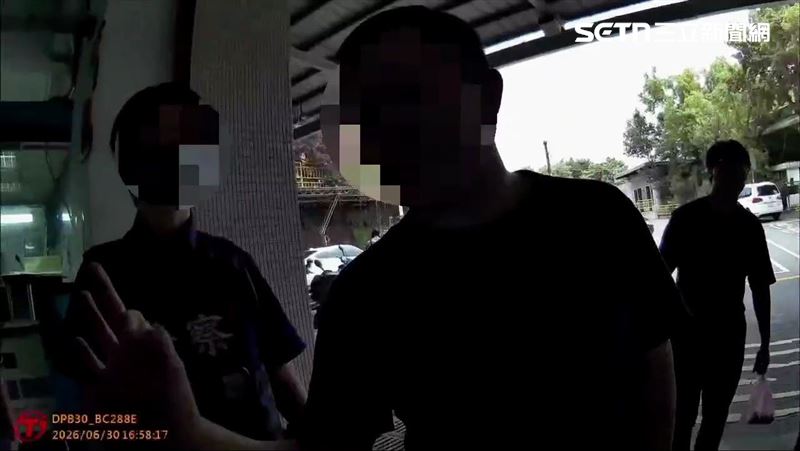 北市男不滿驗車時被刁難隔熱紙,當場怒嗆驗車人員。(圖/翻攝畫面)
