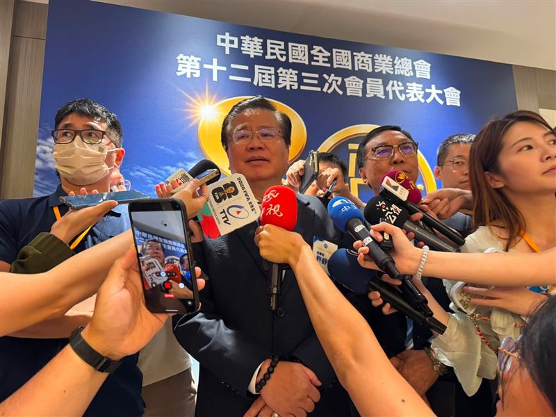 商總理事長許舒博今宣示,將透過簽署MOU串聯全球台商網絡,目標九月前完成各大洲布局。年底擬向政院爭取資源舉辦國際展會,透過台商聯盟推動服務業出海,並定調兩岸經貿採取「政經分離」策略,強調只要有商機就不該受限。(圖/記者師瑞德攝影)