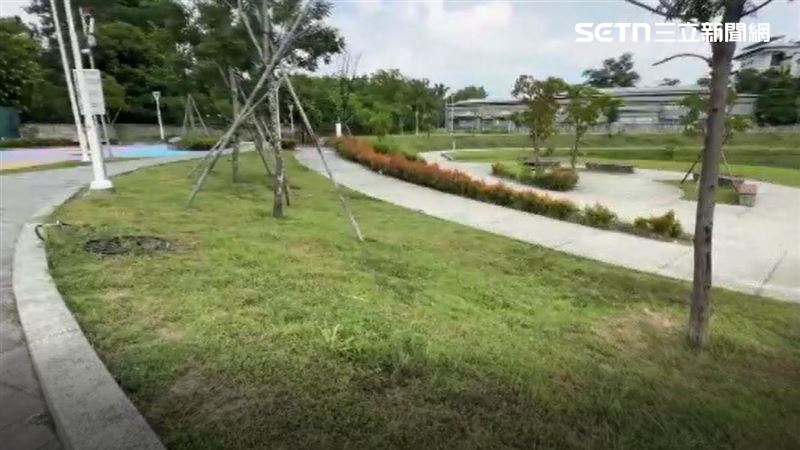 大寮81期重劃區滯洪池旁邊的公園,平常有不少附近居民帶狗來散步