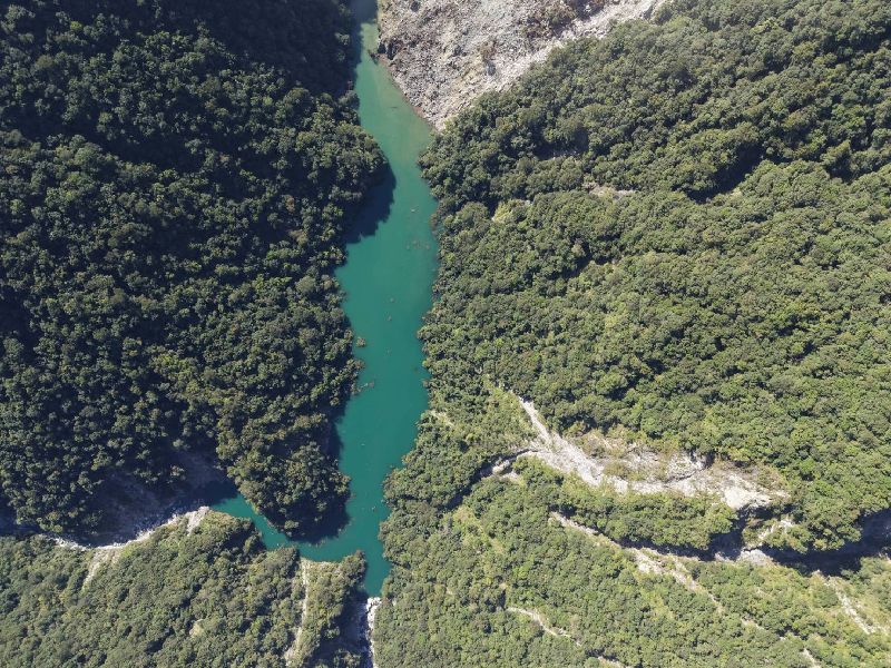 花蓮萬里溪堰塞湖水位穩定上升,下游的光復鄉、萬榮鄉、鳳林鎮展開撤離防備。(圖/林業及自然保育署花蓮分署提供)