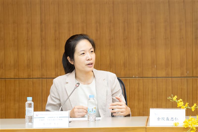 台大醫學系客座教授李力恩說明阻斷相關神經訊號,可提升免疫系統抗癌能力。(圖/台大醫院提供)