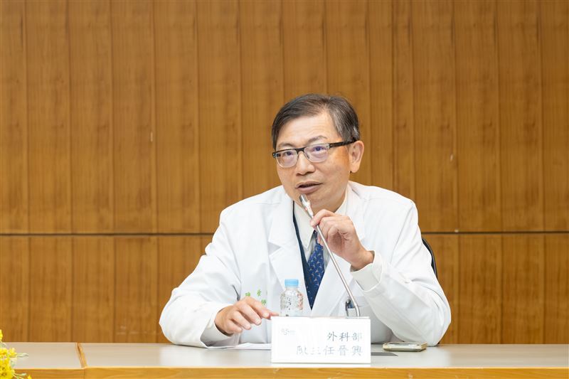 台大醫院外科部主任陳晉興強調,這項研究揭開肺腺癌全新的致病機轉。(圖/台大醫院提供)