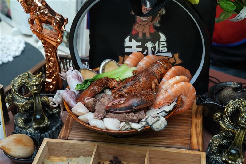 出席的店家端出最豐盛、有創意的牛肉麵料理。(圖/台北市牛肉麵交流發展協會提供)