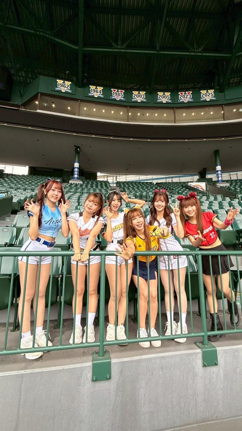 樂天啦啦隊女孩笑笑解鎖阪神甲子園球場(圖/樂天桃猿提供)