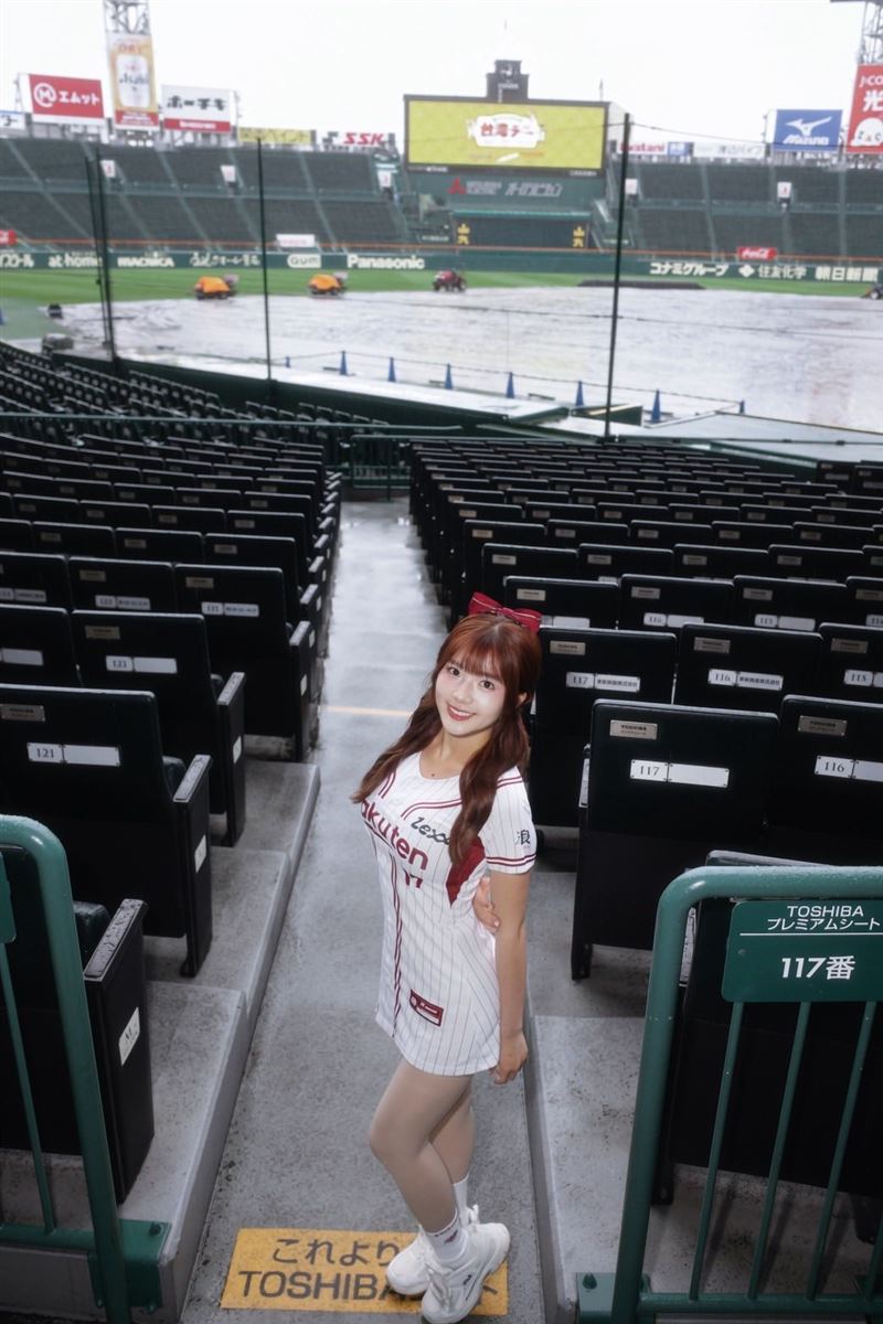 樂天啦啦隊女孩笑笑解鎖阪神甲子園球場(圖/樂天桃猿提供)