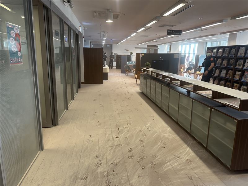 大東圖書館內部已被乾粉滅火器嚴重污染。(圖/翻攝畫面)