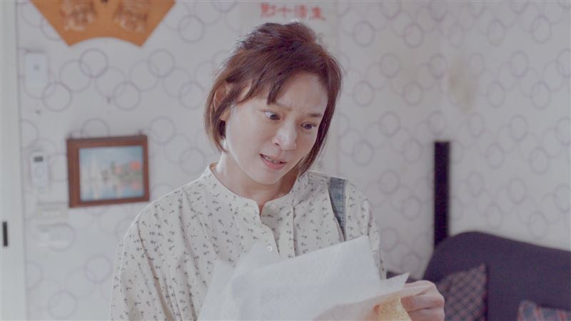 梁家榕一邊崩潰演出,一邊謹記導演提醒「高成本道具要省著撕」。(圖/民視提供)