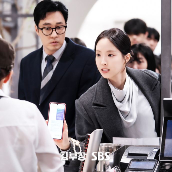在《金特務》中孫娜恩飾演蘇志燮的同事。(圖/翻攝自SBS IG)