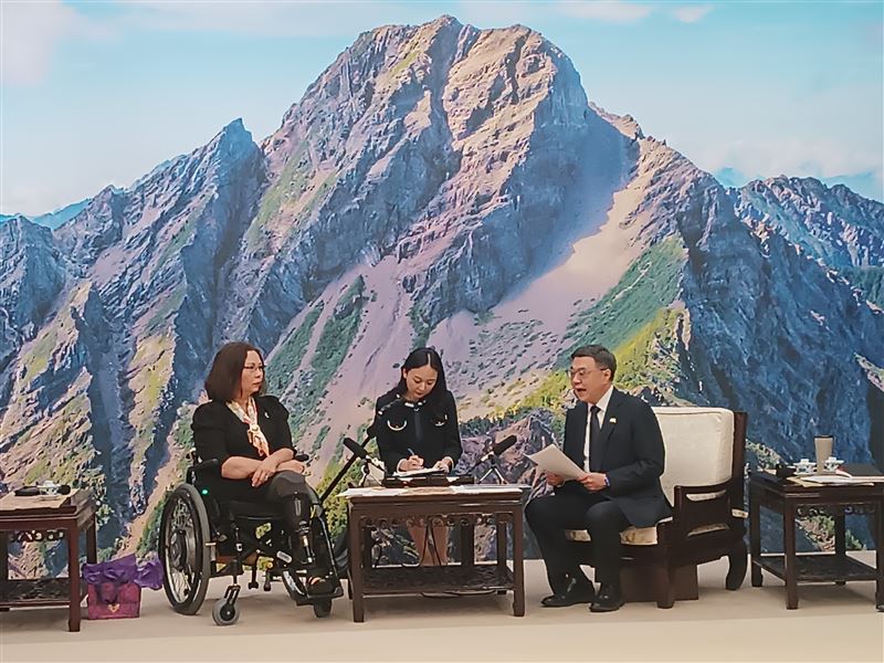 行政院長卓榮泰今(8)日接見美國聯邦參議院達克沃絲參議員一行。(圖/記者盧素梅攝影)