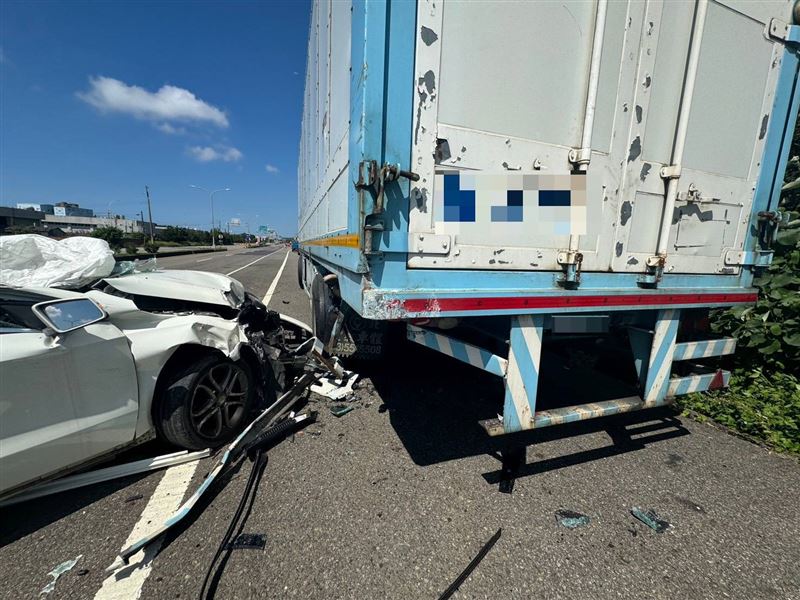 賓士車自撞停在路邊的連結車。(圖/翻攝畫面)
