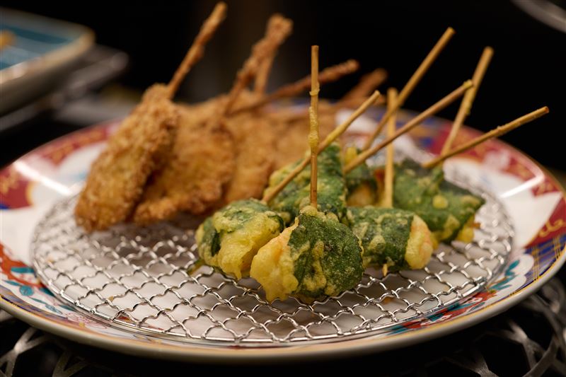旭集台中店限定料理「麻薏蝦仁串炸」。(圖/饗賓集團提供)