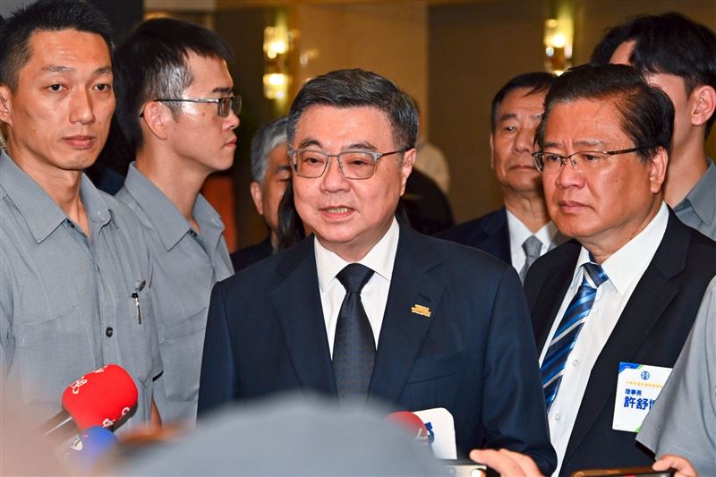 行政院長卓榮泰今(8)日出席全國商業總會第12屆第3次會員代表大會前受訪。(圖/行政院提供)