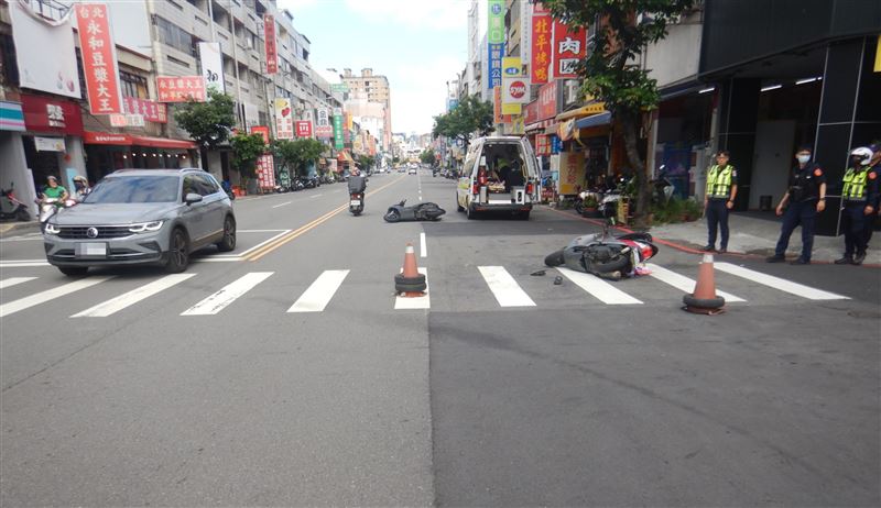 78歲王姓阿嬤左轉時遭對向直行機車撞上。(圖/翻攝畫面)