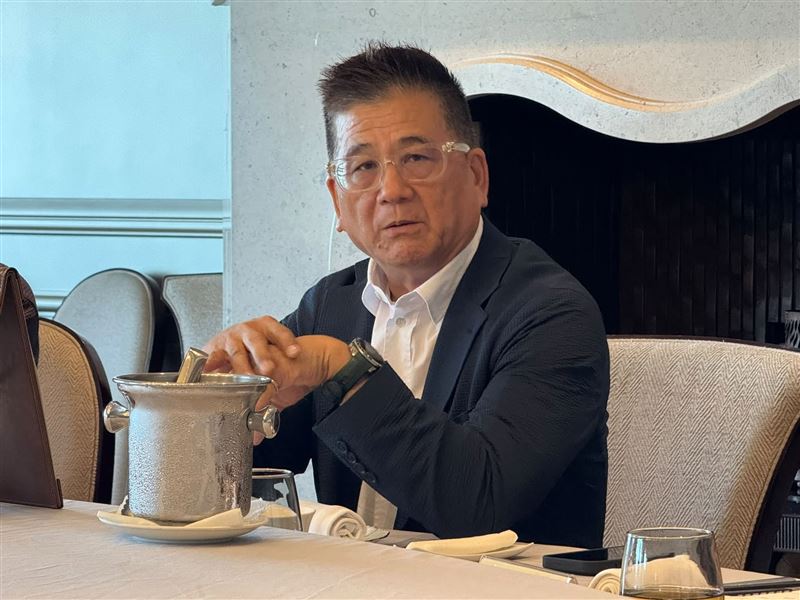 冠星-KY受惠國際品牌訂單放量,Q2營收衝破23億元創新高。董事長林錦茂看好Q3續旺,並積極垂直整合布局日系供應鏈。儘管紡織業競爭激烈,冠星藉由深耕東南亞與「一站式服務」轉型,成功搶佔品牌轉單紅利,營運復甦動能強勁。(圖/記者師瑞德攝影)