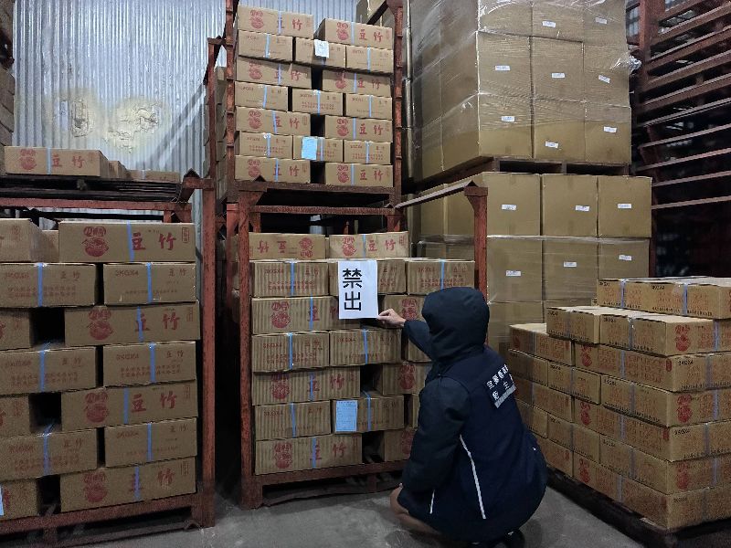 宜蘭縣衛生局表示,共7家下游業者受影響,下架回收油品702公升,預防性下架食品6.3萬公斤。(圖/中央社)