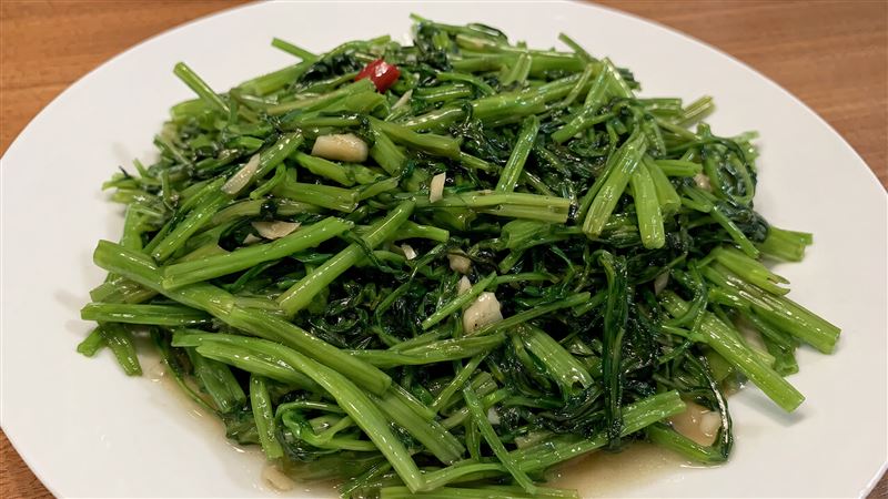 空心菜不只清脆美味,還富含維生素A、膳食纖維、鈣與鉀等營養素,有助維持腸道健康與血壓穩定。(示意圖/AI製圖)