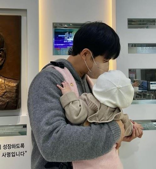 李昇基與李多寅於2023年4月結婚,兩人婚後育有一名女兒,並於今年稍早證實懷上第二胎。(圖/翻攝自李昇基IG)