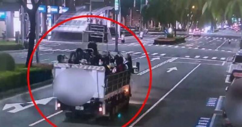 高雄驚見貨車斗塞滿長輩趴趴走,危險畫面瘋傳全網傻眼。(圖/翻攝畫面)